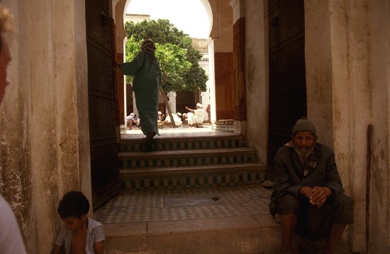 Bettler sitzen vor den Zugängen der Gebetshäuser und bitten um Almosen