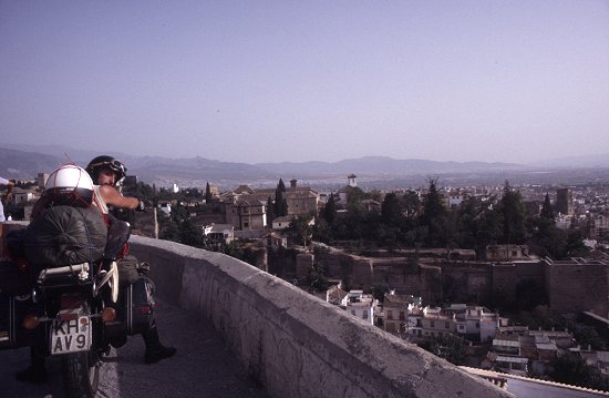 Auf der Rückfahrt über den Dächern von Granada