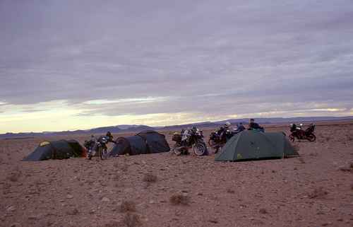 Nachtlager an einem Wadi.