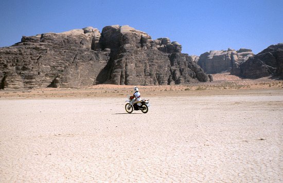 Ulli auf der Schwemmtonebene des Wadi Disi
