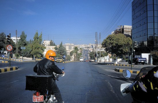 Seltener Anblick, jordanischer Motorradfahrer