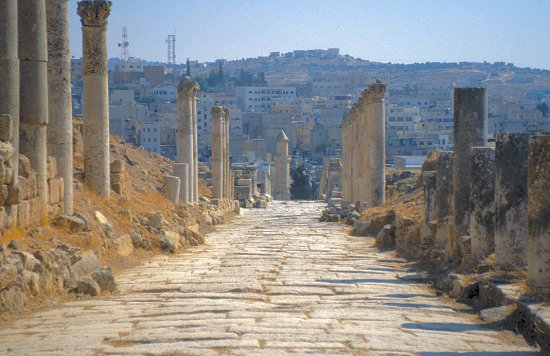 Das Ende der Kolonnade, im Hintergrund das neue Jerash