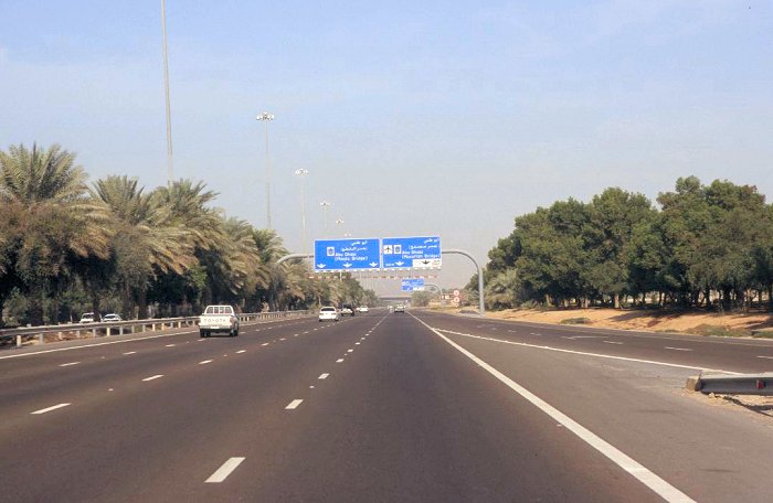 Straße nach Abu Dhabi, breit gut und ohne LKW
