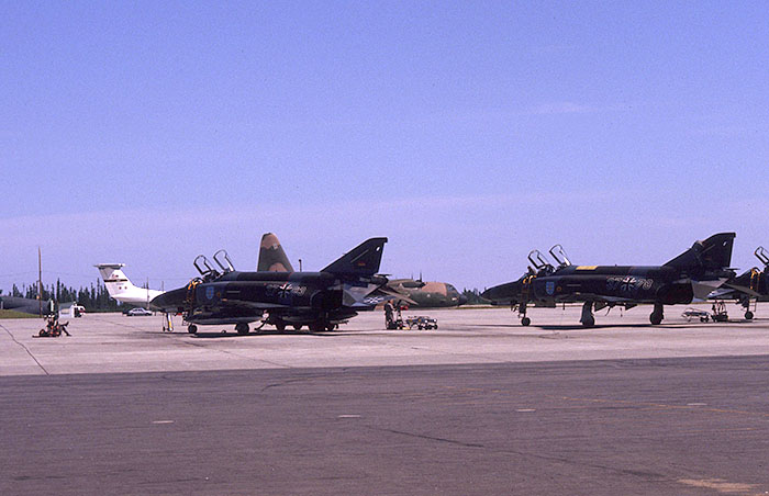 Zwei Phantom II, im Hintergrund ein Starlifter und eine C130