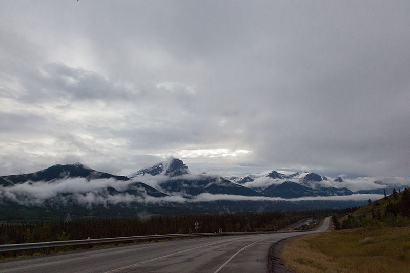 Das Wetter meint es heute gar nicht gut: Schnee auf den Bergen und Regen im Tal