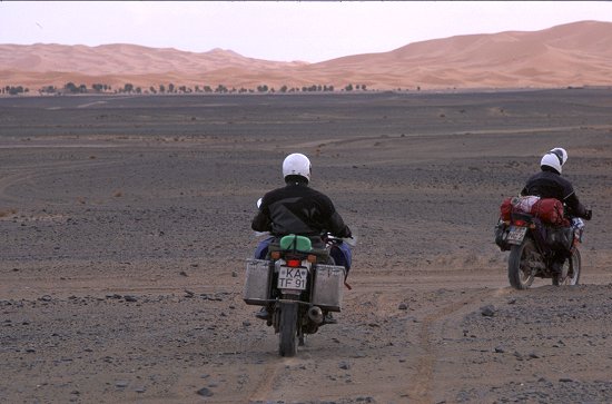 Marokko: Phil mit schmalen Koffern und Tankrucksack mit Seitentaschen