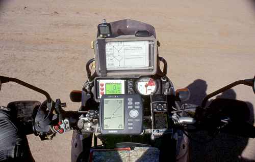 Marokko: Garmin GPS 128 und GPS 12XL an der Lenkerstrebe der KTM Adventure montiert