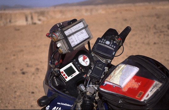 Marokko: KTM-Cockpit mit Garmin GPS III+ und GPS 128