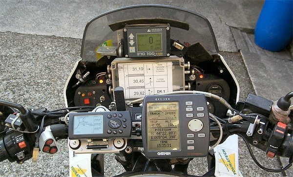 Garmin GPS III+ und 128 an der Lenkerstrebe meiner Transalp montiert