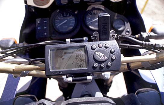 Libanon: Garmin GPS III+ an der Lenkerstrebe der Africa Twin