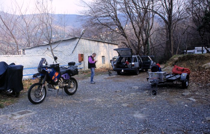Vorbereitung der Maschinen auf dem Campingplatz bei Genua