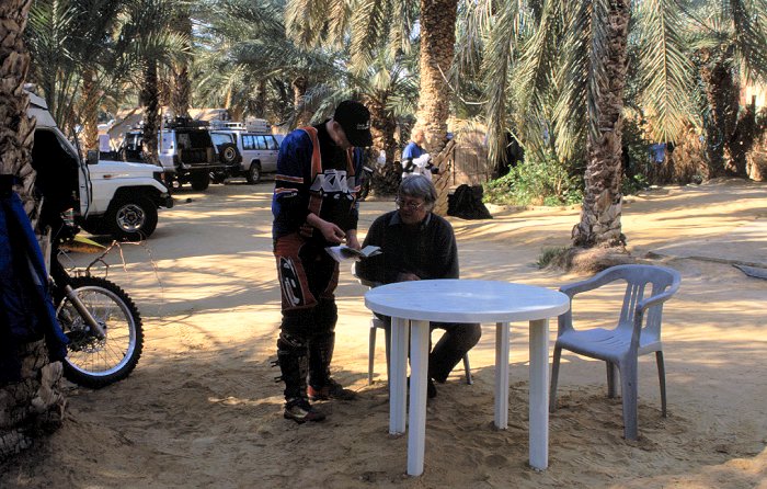 Auf dem Camping in Tozeur: Luigi und Tankbauer Johann besprechen die Strecken in Algerien