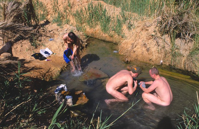 Brigitte, Marcel und Luigi beim Baden in einer heißen schwefeligen Quelle