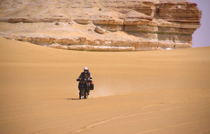 Carlo fegt über den Sand
