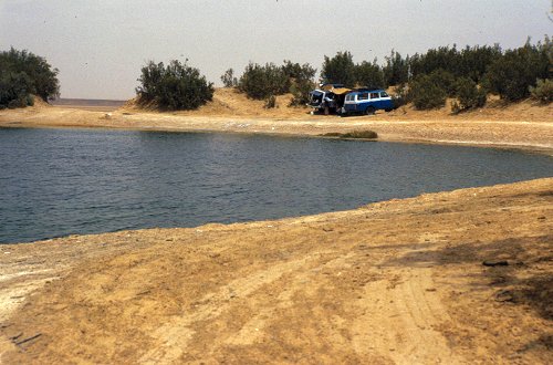 Zwei libysche Familien erholen sich am See