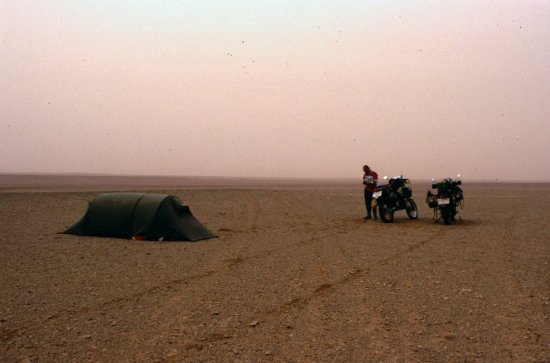 Lagerplatz auf der Hammada al Hamra