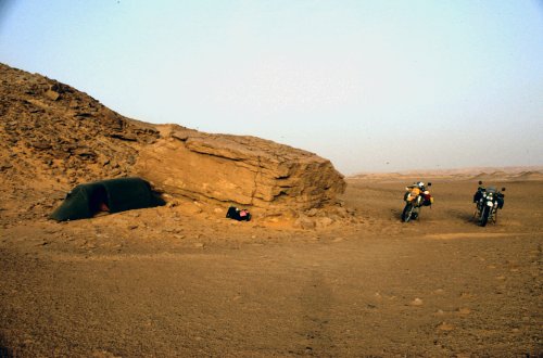 Nachtlager im Windschatten eines Felsens