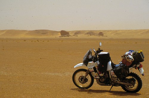 Die Ebene wird durch Dünen und Felsen begrenzt