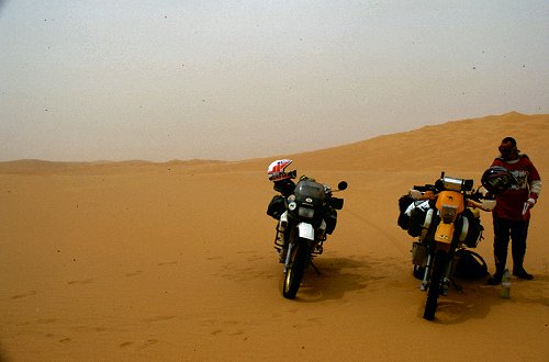 Wegen dem sandhaltigen Wind trägt Werner während des Packens seine Cross-Brille