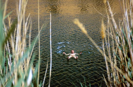 Das stark salzhaltige Wasser trägt fast so wie das Tote Meer