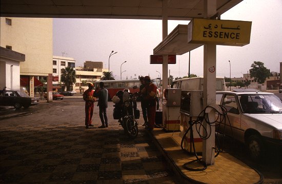 Tankstelle in Fes, Füllung für die Rückfahrt