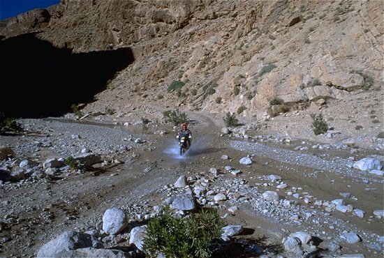 Kleine Wasserdurchfahrten würzen die Tour