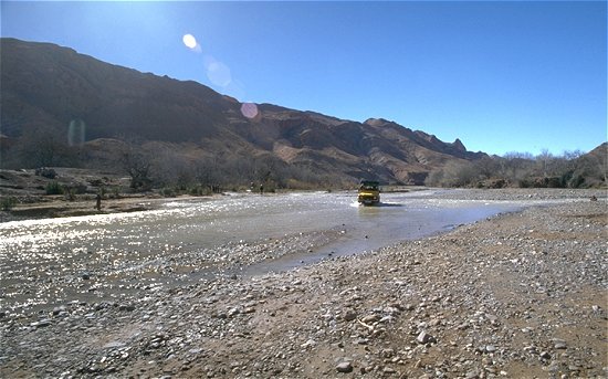 Einheimischer mit Land Rover quert den Fluss