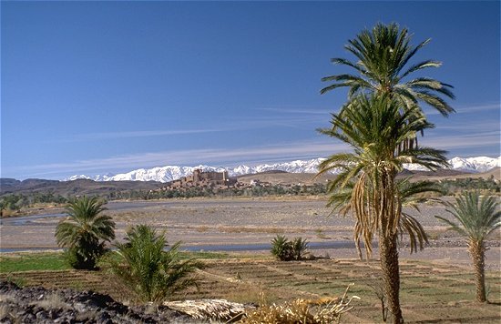 Kasbah vor schneebedecktem Atlas