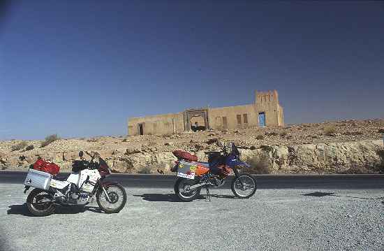 Parkplatz am Rande des Gorges du Ziz