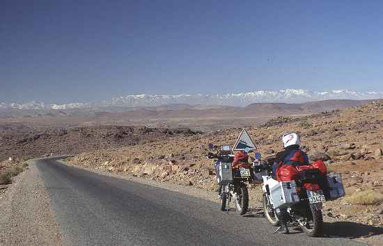 Auf dem Weg nach Quarzazate, am Horizont der schneebedeckte Atlas