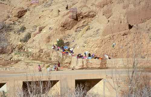 Große Wäsche in der Dades-Schlucht. Das Wasser ist eiskalt