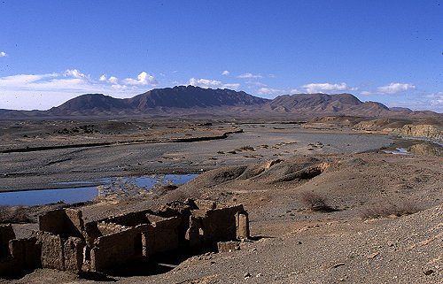 Bergwerksruine am Oued Guir.