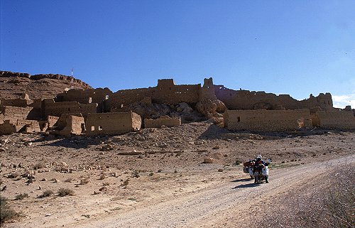 Halbverfallenes Ksar im Tal des Oued Guir.
