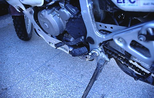 Gebrochene Verkleidung, verbogener Motorschutz und Fußraste.