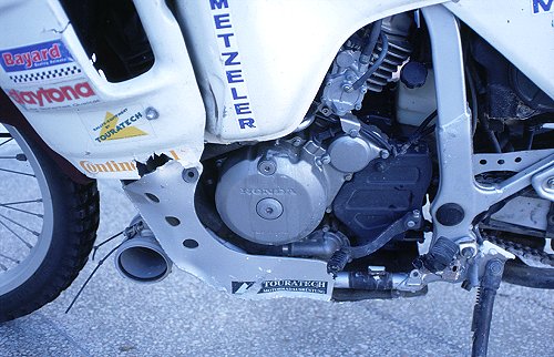 Gebrochene Seitenverkleidung, verbogener Motorschutz.