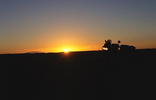 Alleine auf dem Heimweg. Als die Sonne aufgeht, war ich schon eine Stunde unterwegs.