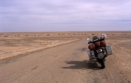 Der Weg nach Smara. Für ein paar hundert Kilometer ändert sich die Landschaft kaum.