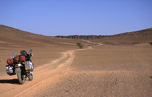 Piste zu geologischen Sehenswürdigkeiten bei Tata.