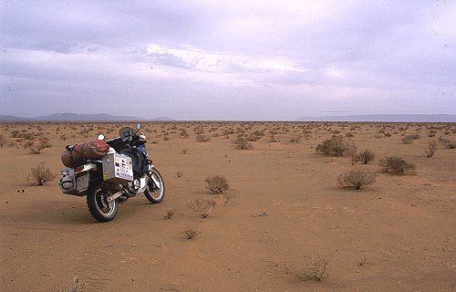 Auf dem "jungfräulichen" Sand neben der Piste lässt es sich viel besser fahren.