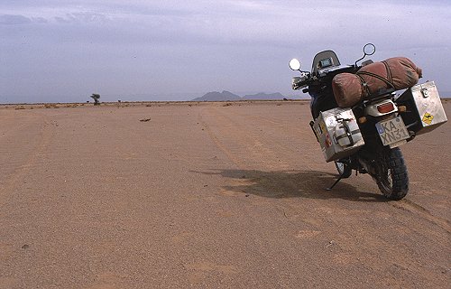 Zagora liegt am Fuß der Felsformation am Horizont.