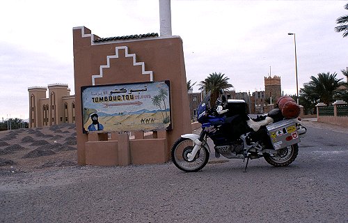 Das typische Foto in Zagora: "52 Tage bis Timbuktu!"