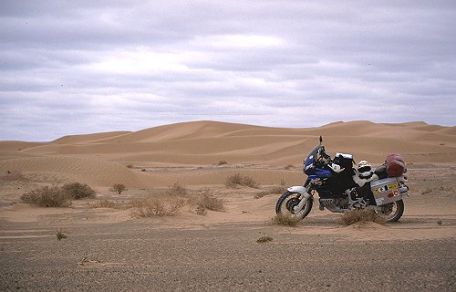 Auf dem Weg von Rissani zum Erg Chebbi muss ein kleines Dünenfeld passiert werden.