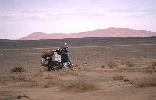 Am Horizont der Erg Chebbi. Leider ist das Wetter nicht besonders gut :-(