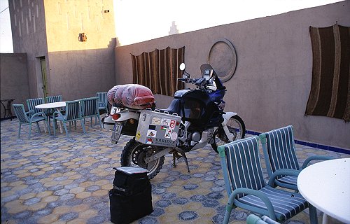 Morgens in Midelt: Bei -4 C ist die Maschine mit Reif überzogen.