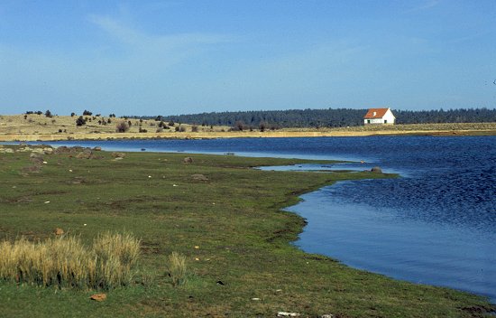 Einsamer See im Mittleren Atlas