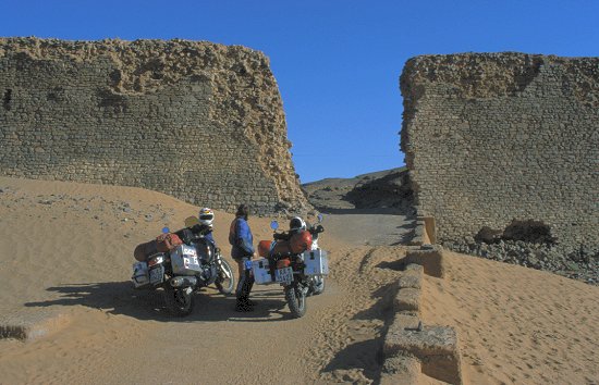 Der Bergeinschnitt ist mit eine Mauer verschlossen, doch es gibt einen Zugang