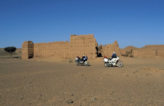 Abseits der Straße finden wir eine verfallene Kasbah