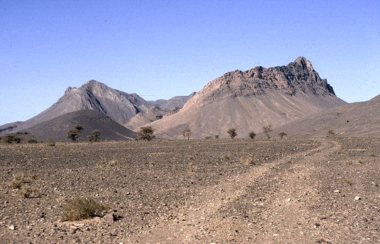 Schöne Bergformationen säumen den Weg