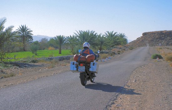 Das Wasser des Oued Dra lässt in der kargen Landschaft das Grün sprieen