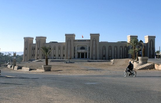 Der Prachtbau (ein Verwaltungsgebäude) in Zagora ist nun fertig
